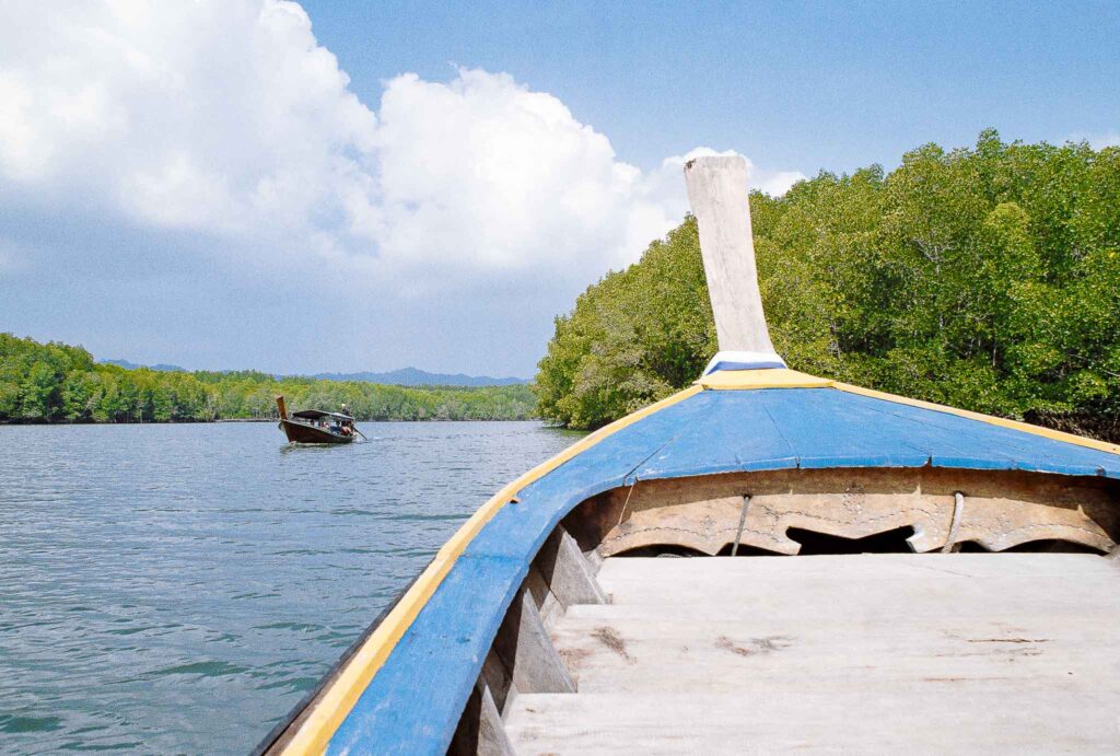 CROISIERE DANS LA MANGROVE
Koh Lanta, Thaïlande | Nikon F2 AS - Kodak Gold 200