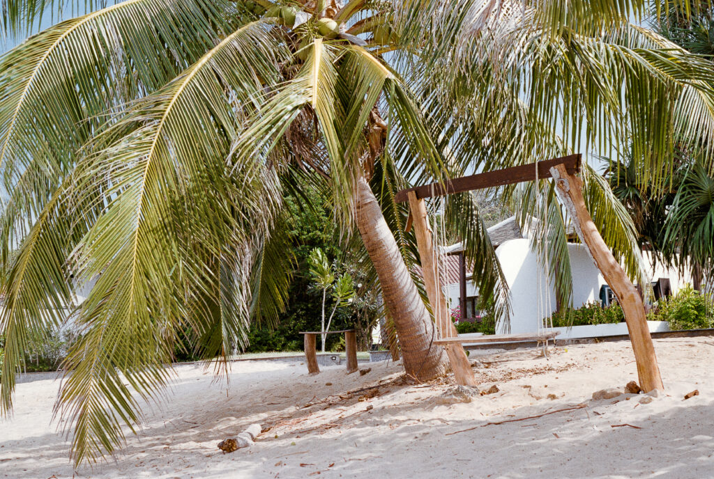 PLAGE LANTA KLONG NIN 
Koh Lanta, Thaïlande | Nikon F2 AS - Kodak Gold 200